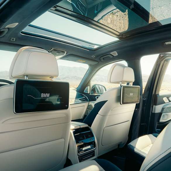 Interior do BMW X7 O Interior do BMW X7: vista em perspectiva a partir da terceira fila de bancos
