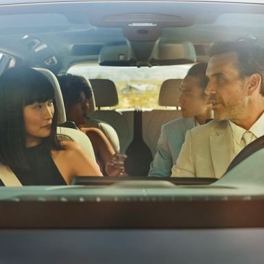 Controle por Gestos BMW Homem e mulher sentados no carro, mulher utilizando o controle por gestos
