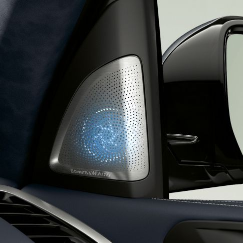 Sistema de Som Bowers & Wilkins Diamond Surround Bowers & Wilkins: foto em closeup de um alto-falante surround de diamante