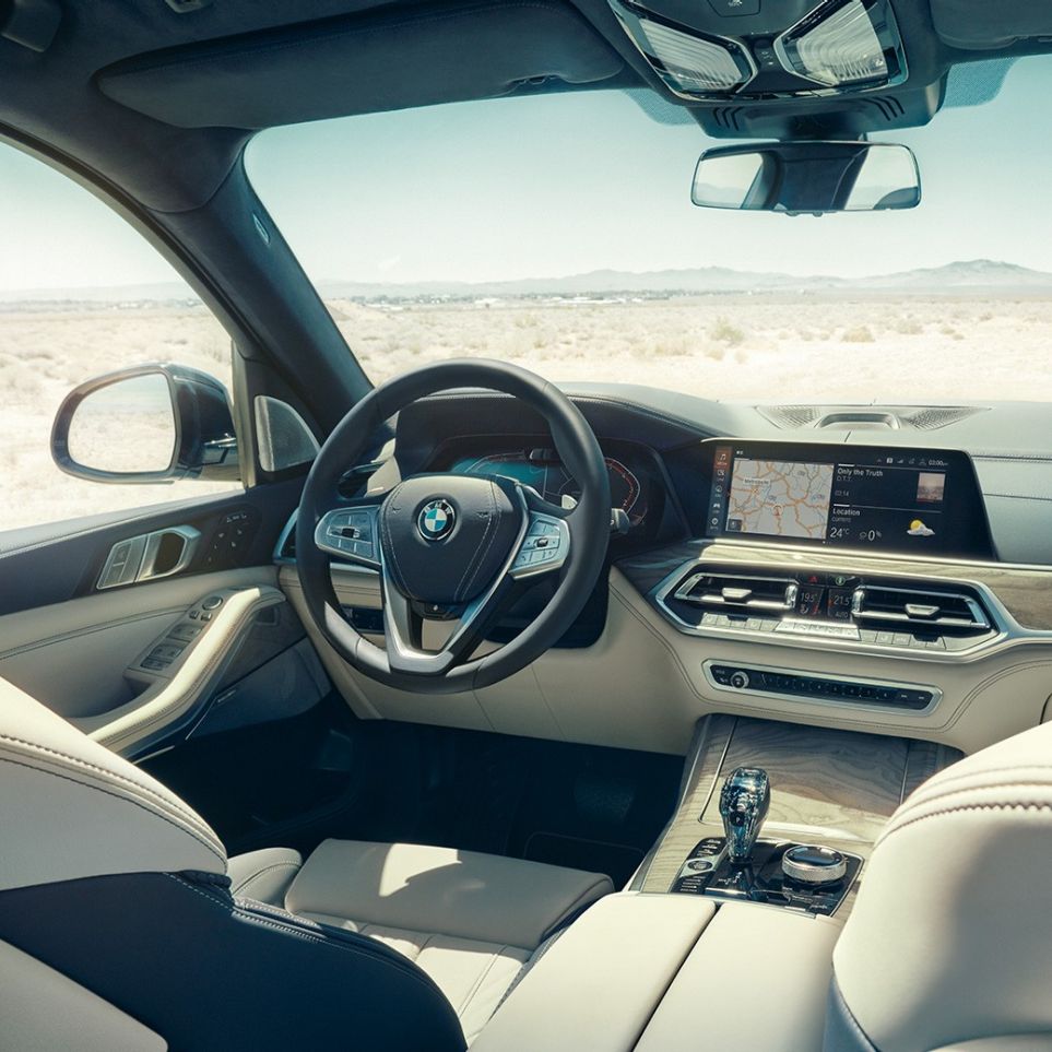 BMW Live Cockpit Professional BMW Live Cockpit Professional: Visto de trás e incluindo a primeira fila de bancos com vista para o volante de direção e o painel de instrumentos
