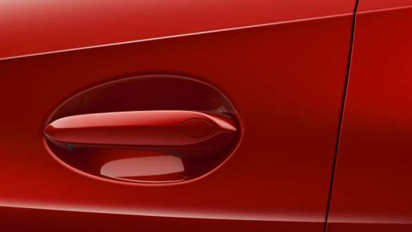 Maçaneta do BMW Z4 em cor vermelha com detalhes de detecção de presença Maçaneta do BMW Z4 em cor vermelha com detalhes de detecção de presença