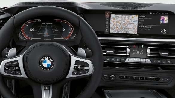 Visão interna do BMW Z4 Roadster aparecendo painel de instrumentos digiital ao lado da tela BMW Live Cockpit Visão interna do BMW Z4 Roadster aparecendo painel de instrumentos digiital ao lado da tela BMW Live Cockpit