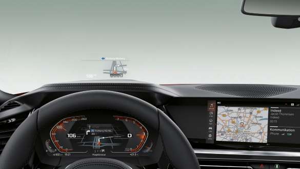 Detalhe do BMW Head-Up Display do BMW Z4, projetando a velocidade, navegação e outros alertas no pára-brisas Detalhe do BMW Head-Up Display do BMW Z4, projetando a velocidade, navegação e outros alertas no pára-brisas