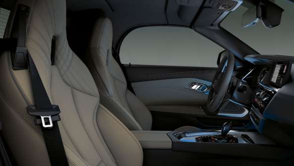 Interior do BMW Z4 Roadster com luz ambiente em azul decorando o mesmo Interior do BMW Z4 Roadster com luz ambiente em azul decorando o mesmo