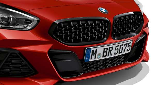 Detalhes da grade dianteira do BMW Z4 Roadster M Sport 2020 em cor vermelha, visão frontal de três quartos Detalhes da grade dianteira do BMW Z4 Roadster M Sport 2020 em cor vermelha, visão frontal de três quartos