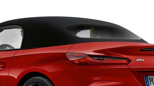 Capota do BMW Z4 Roadster fechada em cor preta contrastando com o automóvel vermelho Capota do BMW Z4 Roadster fechada em cor preta contrastando com o automóvel vermelho