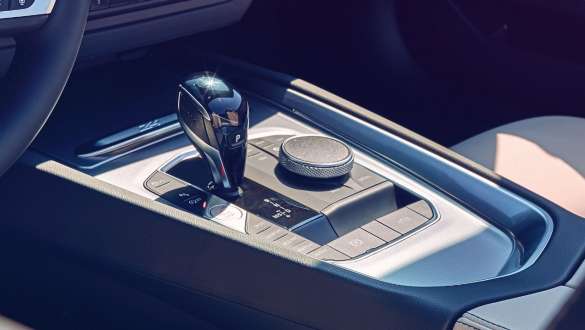 Manopla de câmbio e botões de controle de condução no console central do BMW Z4 Roadster Manopla de câmbio e botões de controle de condução no console central do BMW Z4 Roadster