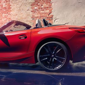 Vista lateral do BMW Z4 Roadster Vista lateral do BMW Z4 Roadster à frente de uma parede de tijolos