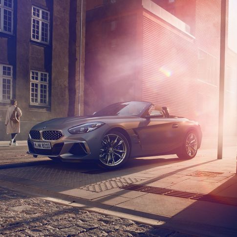 O BMW Z4 Roadster em uma rua BMW Z4 Roadster cinza em uma rua, frente a uma casa