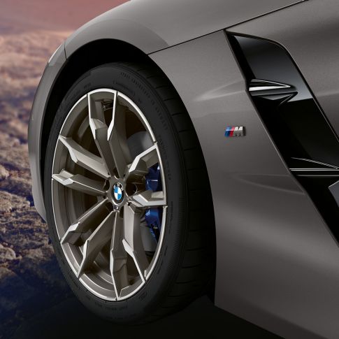 Roda dianteira do BMW Z4 Roadster Roda dianteira de um BMW Z4 Roadster cinza