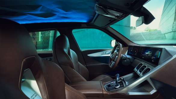 BMW Concept XM (G09), visão lateral do interior, close-up do teto BMW Concept XM (G09), visão lateral do interior, close-up do teto