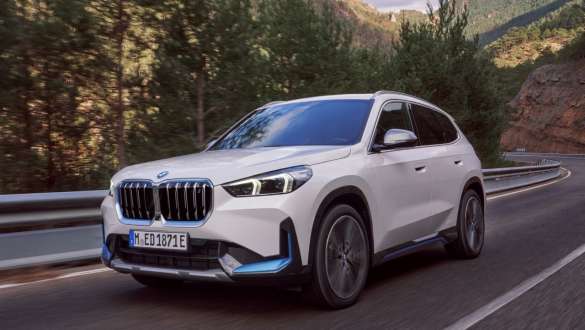 BMW X1 U11 BEV, vista frontal, dirigindo. BMW X1 U11 BEV, vista frontal 3/4, dirigindo.