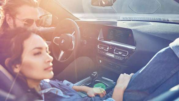 Serviços de Concierge BMW, do BMW ConnectedDrive Casal sentado relaxadamente em seu BMW, graças ao Serviço de Concierge do BMW ConnectedDrive