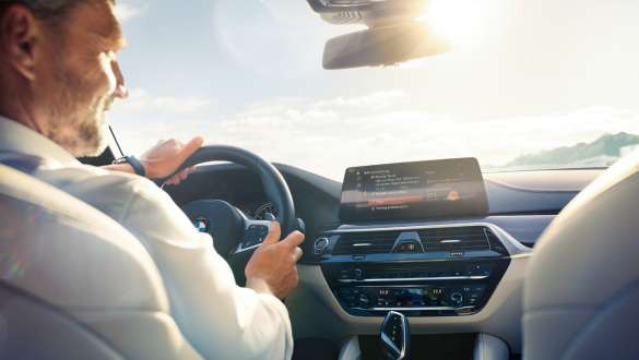 Homem dirigindo um BMW com o BMW Drive Recorder do ConnectedDrive Homem dirigindo um BMW com o BMW Drive Recorder do ConnectedDrive