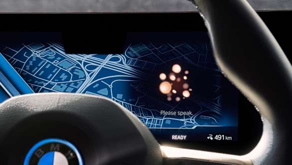 Diálogos falados exibidos na Tela do Display de Informações, exibindo esferas de luz Tela do Display de Informações no Sistema Operacional 8, exibindo esferas de luz, Atualização de software BMW
