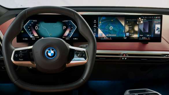 Vista do painel de instrumentos com widgets na tela do Curved Display Vista do painel de instrumentos com widgets do Intelligent Personal Assistant na tela do Curved Display, Atualização de Softwre BMW