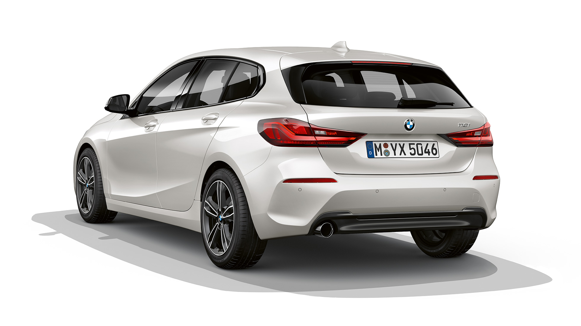 BMW Série 1, Modelo Sport Line, vista inclinada da traseira. BMW Série 1, Modelo Sport Line, na tonalidade Mineral White metálico, foto de estúdio da traseira, vista inclinada.