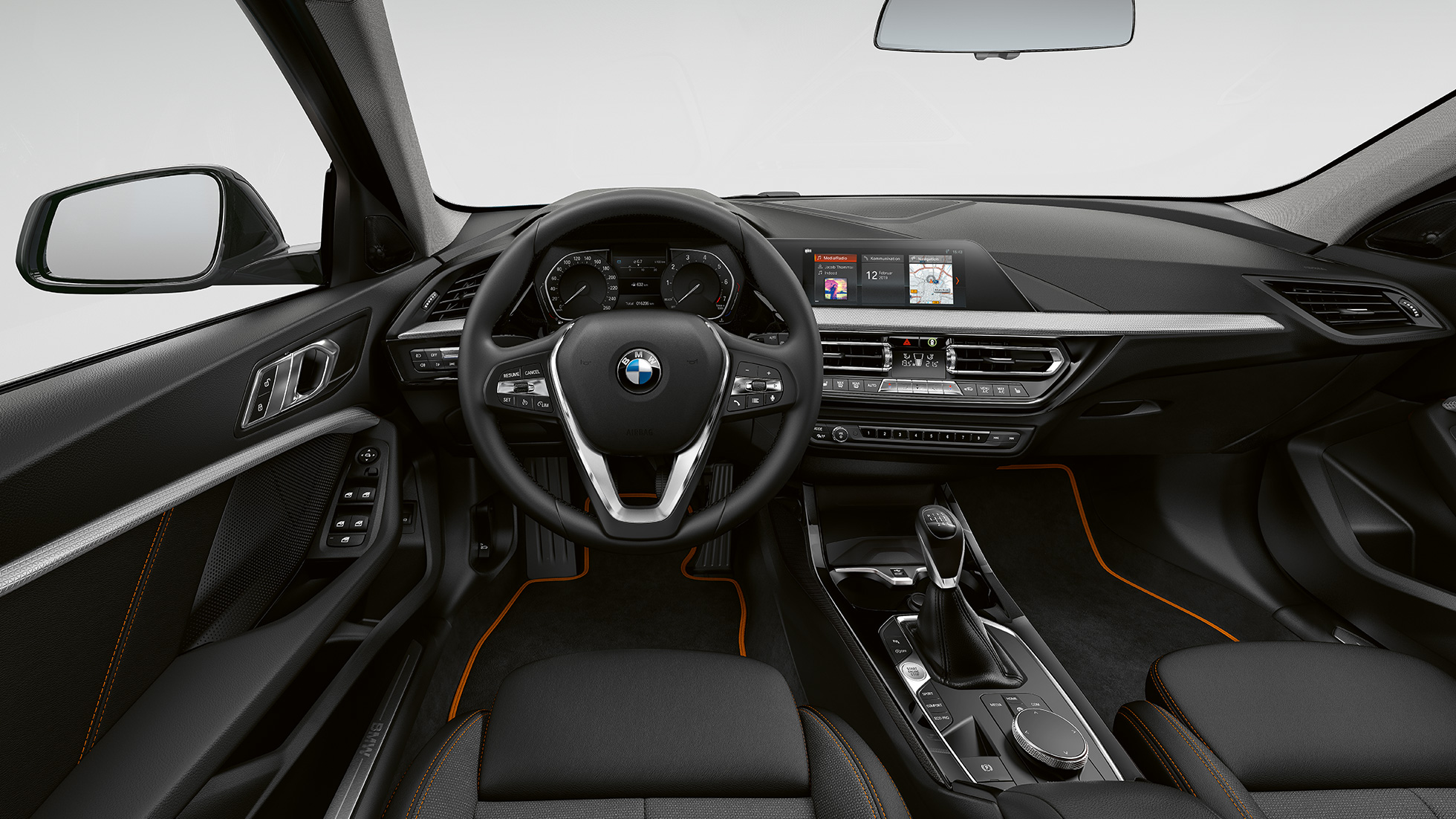 Volante da direção esportivo em couro. BMW Série 1, Modelo Sport Line, cabine com volante de direção esportivo em couro.