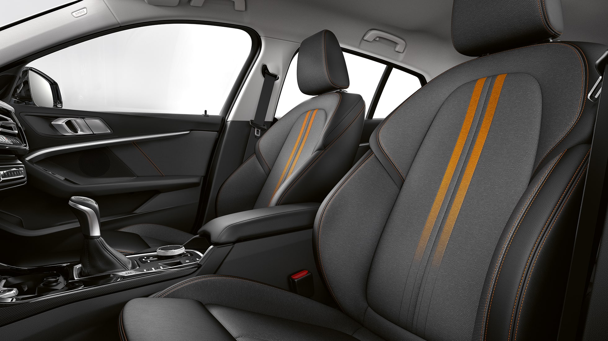 Assentos esportivos para o motorista e passageiro da frente. BMW Série 1, Modelo Sport Line, interior com assentos esportivos para o motorista e passageiro da frente.
