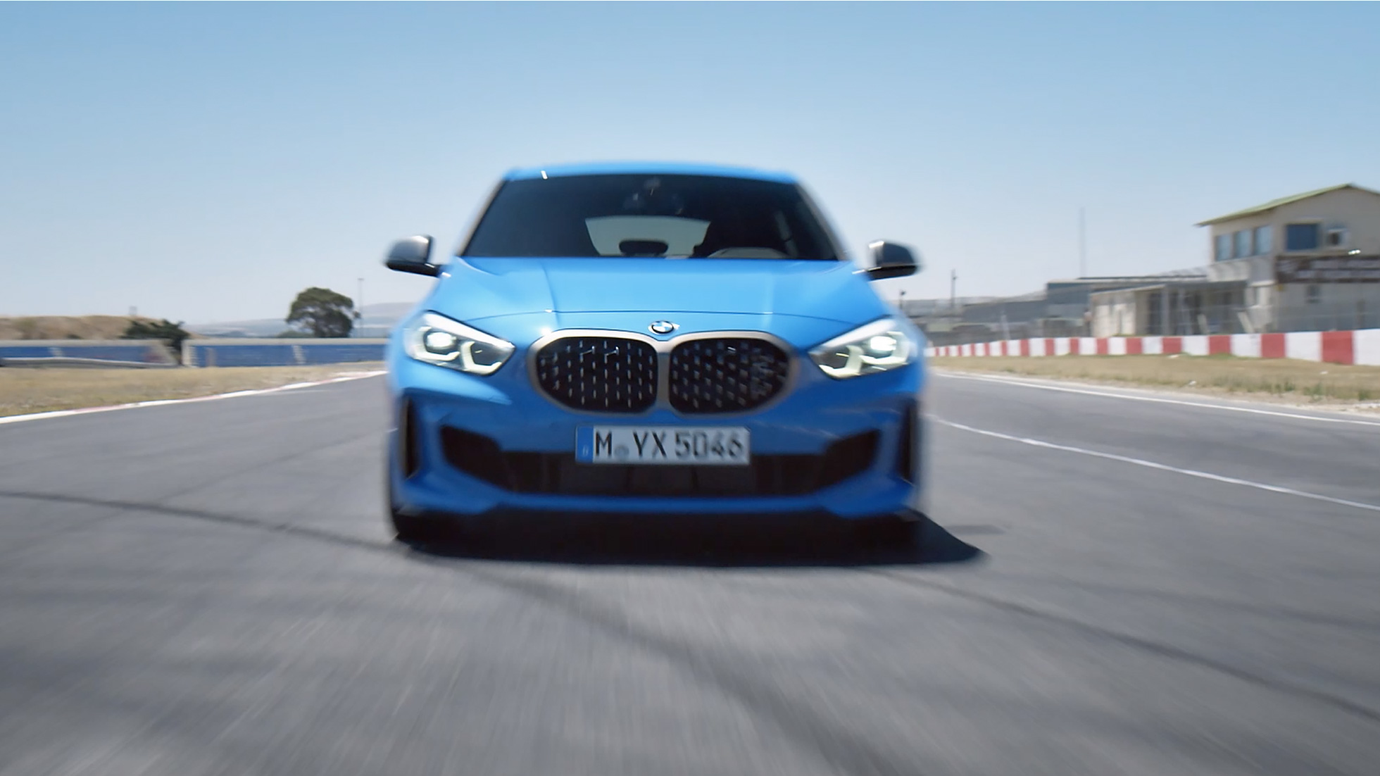 Vídeo do BMW Série 1 em movimento. Vídeo do BMW Série 1 com cenas dinâmicas em movimento.