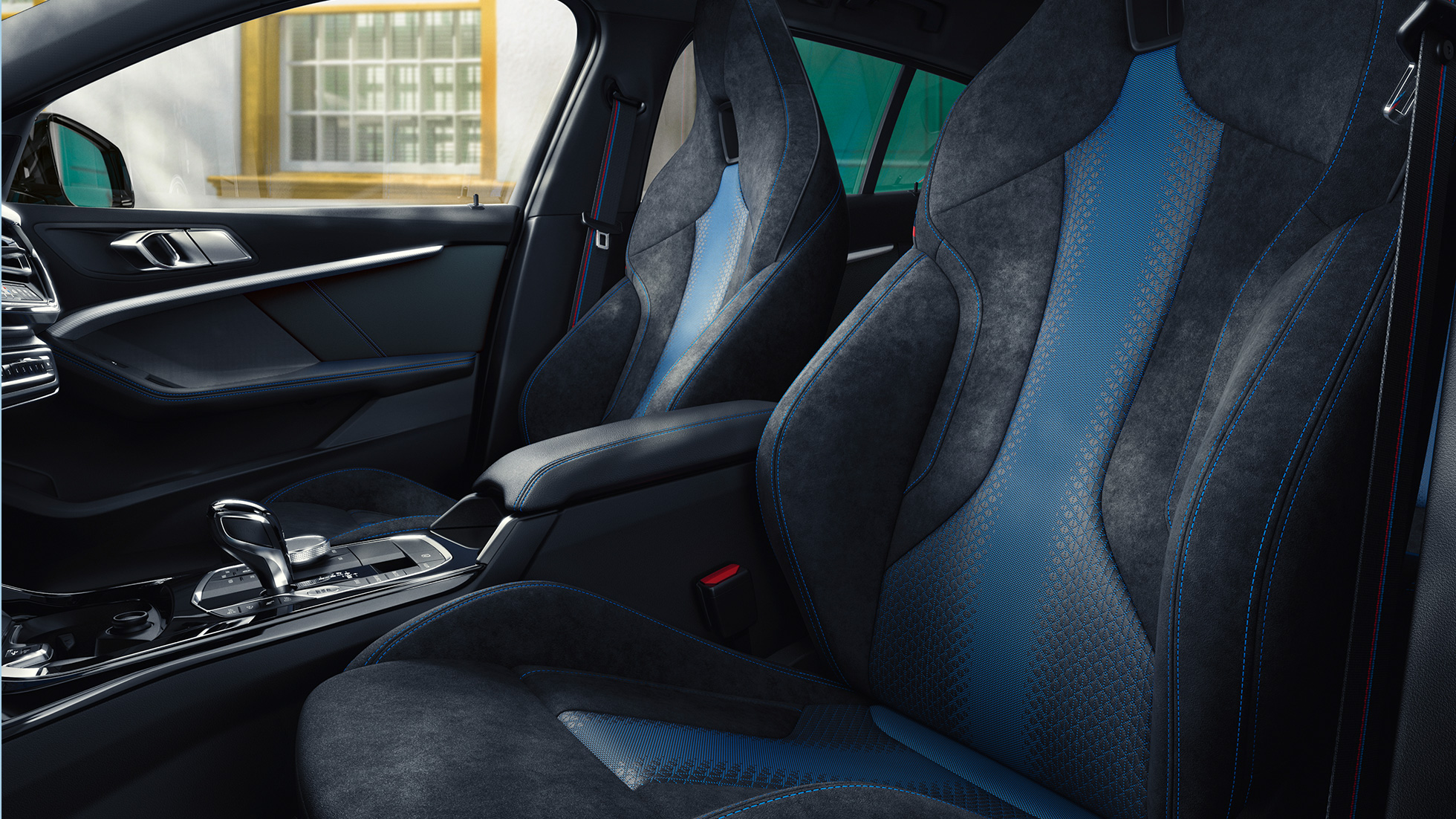 Assentos M Sport. Assentos ergonômicos M Sport no BMW Série 1, com costuras contrastantes e apoio integrado para a cabeça.