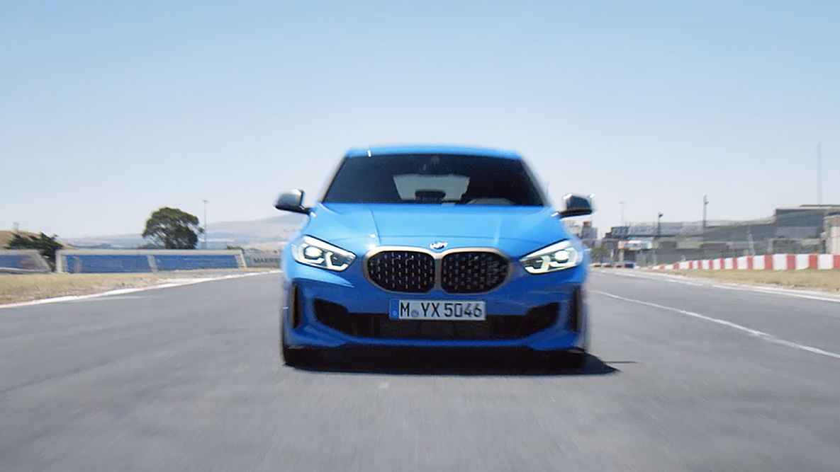 Estabilidade da tração ao dirigir. O BMW Série 1 com alta tração e estabilidade ao dirigir.