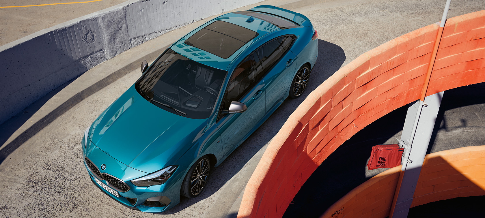 BMW Série 2 Gran Coupé com teto de vidro panorâmico BMW Série 2 Gran Coupé com teto de vidro panorâmico em Azul Metálico Snapper Rocks F44 visão panorâmica
