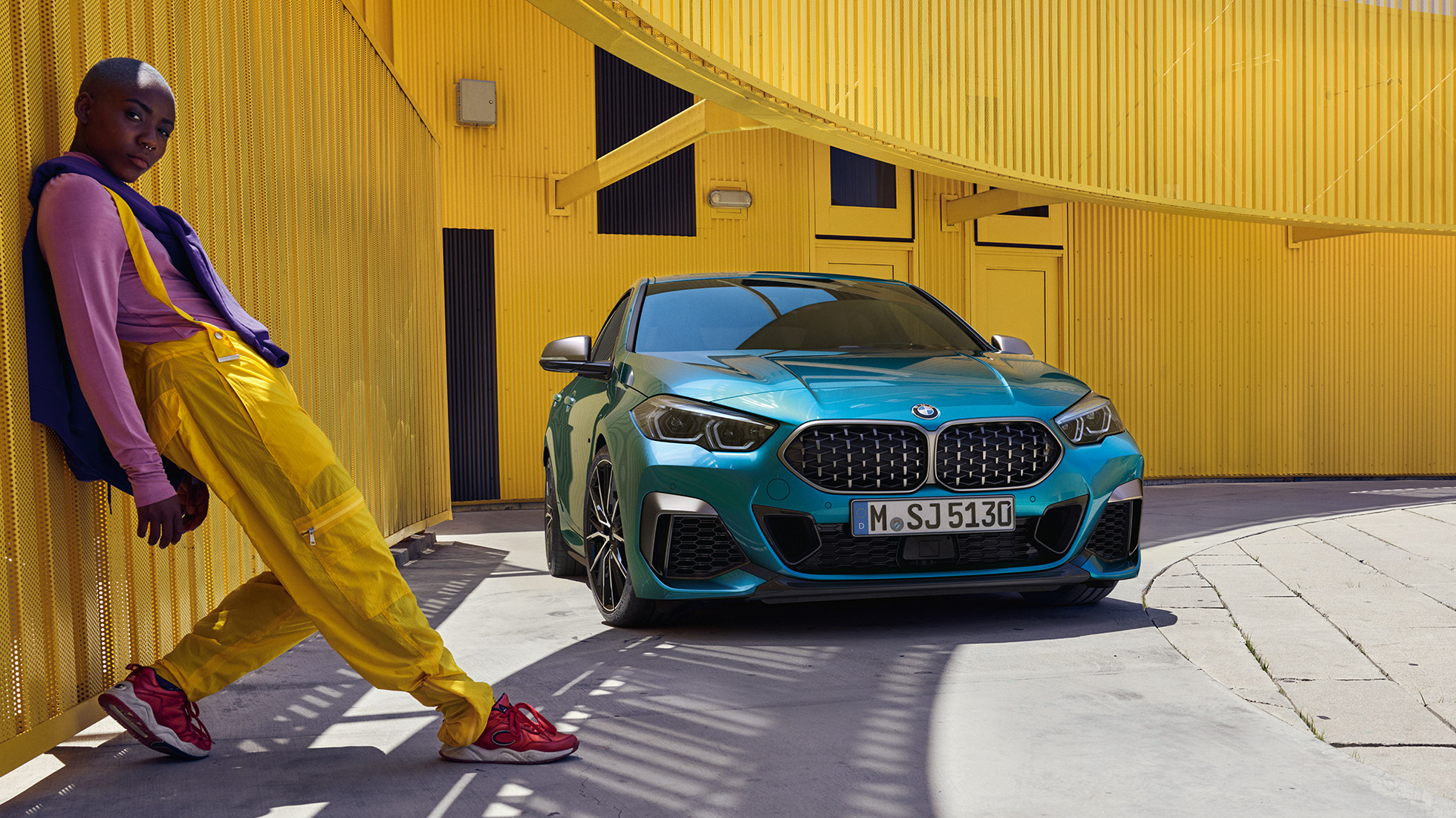 Dianteira do BMW Série 2 Gran Coupé BMW Série 2 Gran Coupé com design de grade dupla em Azul Snapper Rocks metálico, F44, visão frontal de três quartos