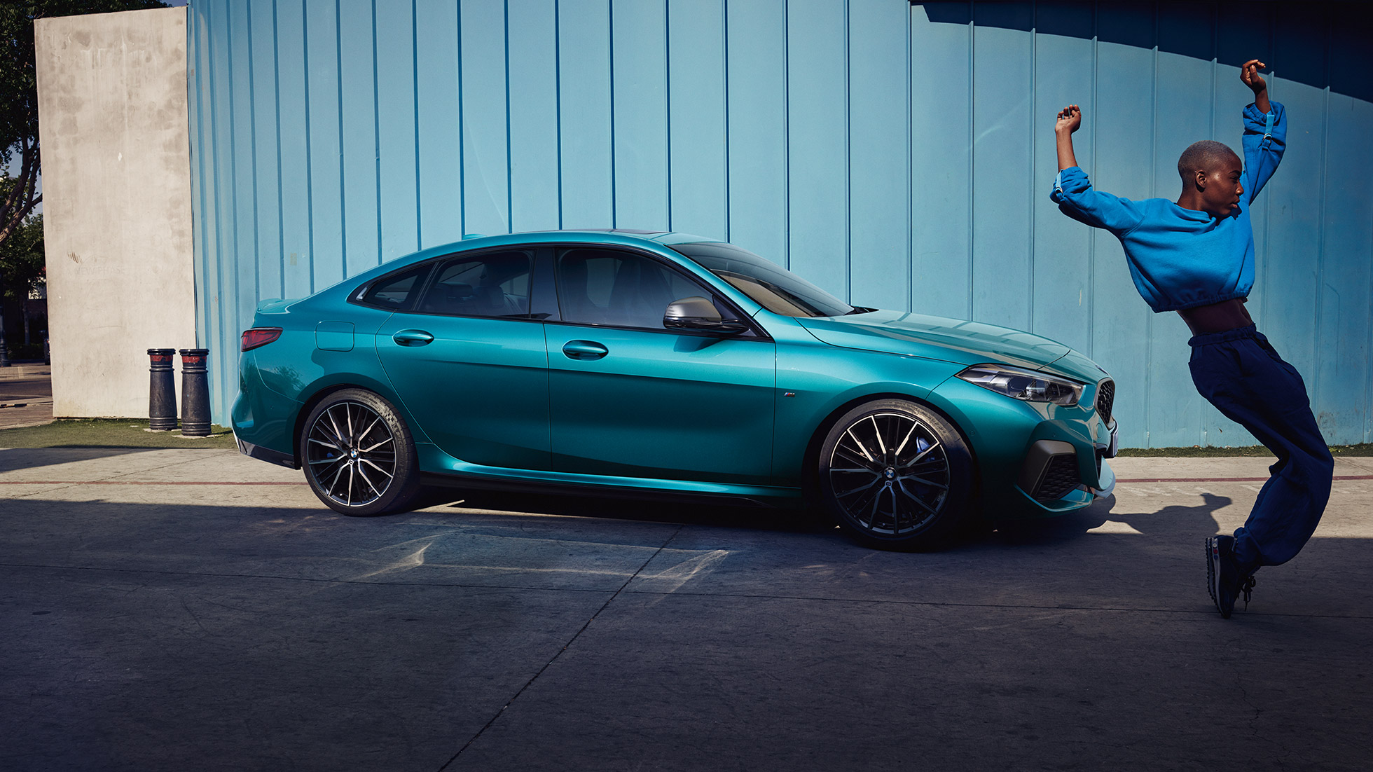 Perfil atraente, estilo coupé, BMW Série 2 Gran Coupé Perfil atraente em estilo coupé, BMW Série 2 Gran Coupé em azul Snapper Rocks metálico, F44, visão lateral