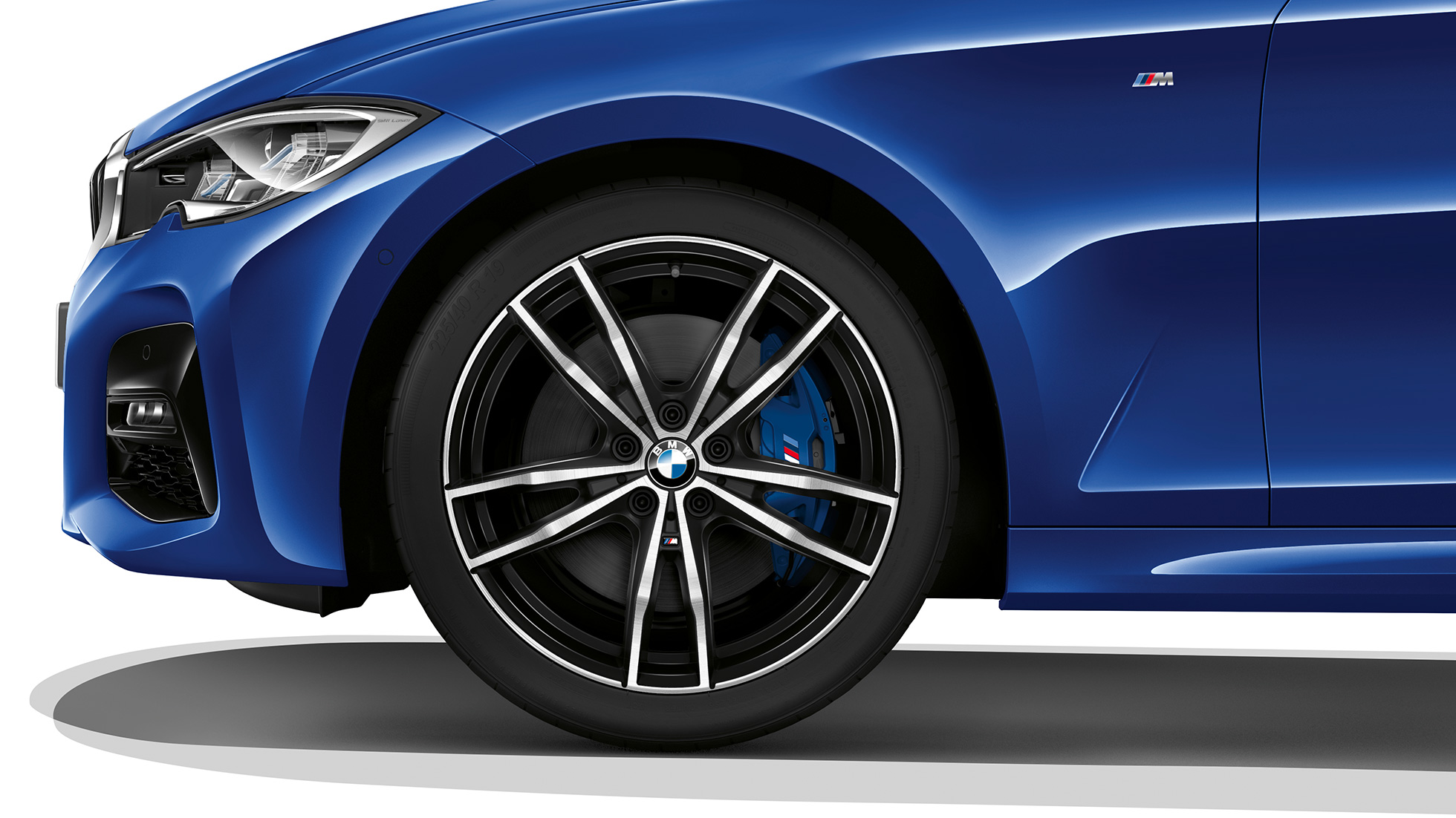 BMW Série 3 Sedã, roda de liga leve da versão Sport. Vista em primeiro plano da roda de liga leve do BMW Série 3 Sedã M Sport.
