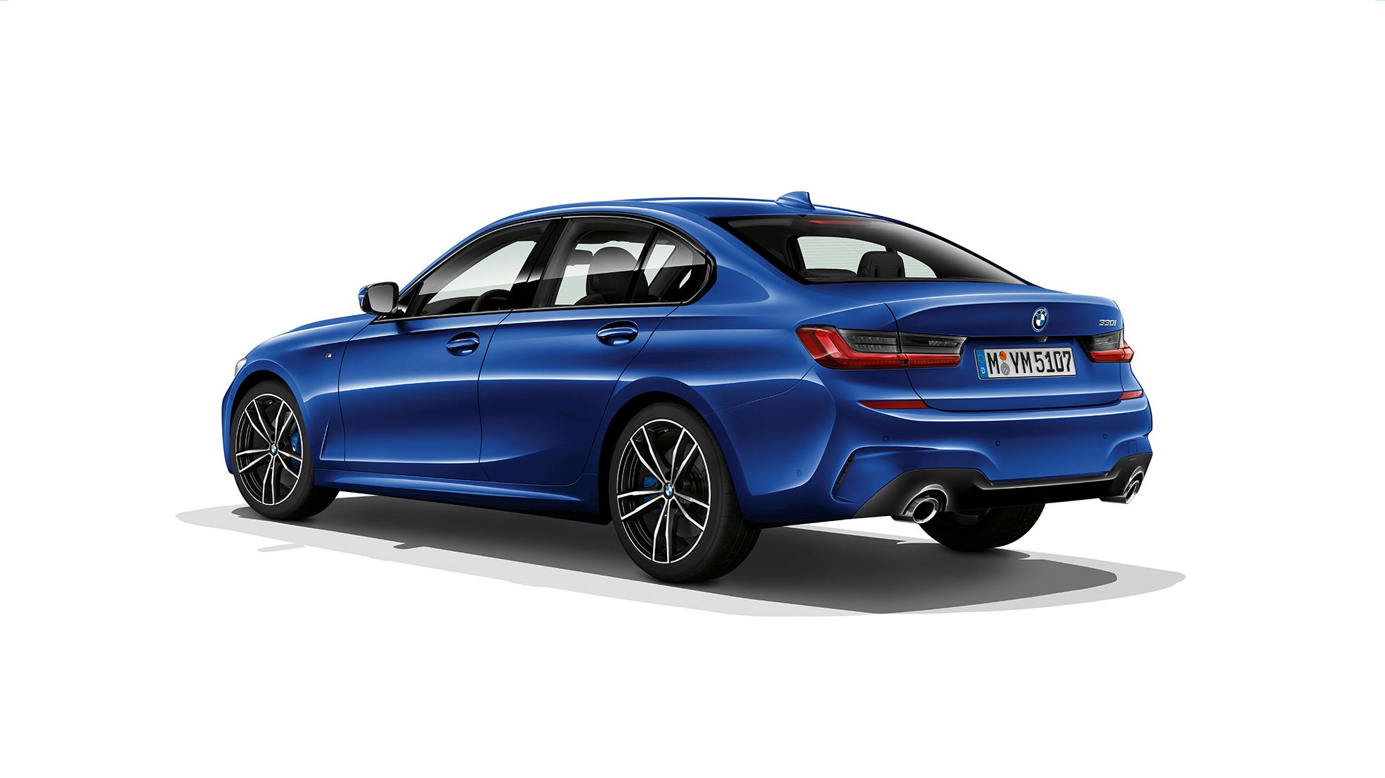 BMW Série 3 Sedã, traseira da versão M Sport. Vista traseira a três quartos do BMW Série 3 Sedã com os recursos da versão M Sport.