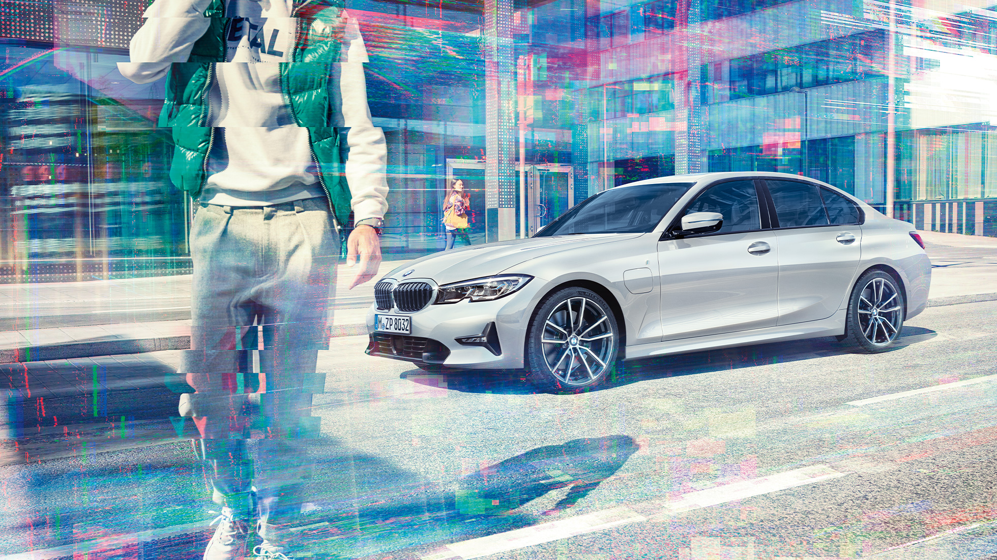 Visão lateral do BMW Série 3 Sedan BMW 330e BMW Série 3 Sedan BMW 330e G20 em prata “Glacier” metálico, visão lateral durante a condução do veículo