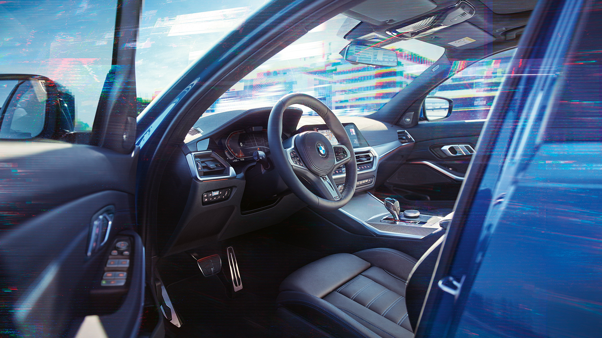 BMW Série 3 Sedã, interior. Vista em primeiro plano do compartimento do motorista no interior do BMW Série 3 Sedã.