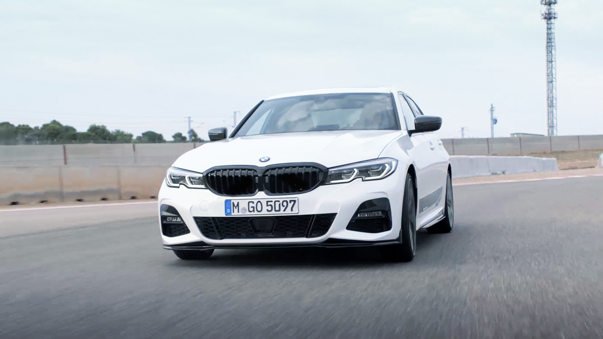 BMW Série 3 Sedã, M Performance Parts. Vista frontal angular do BMW Série 3 Sedã com M Performance Parts.
