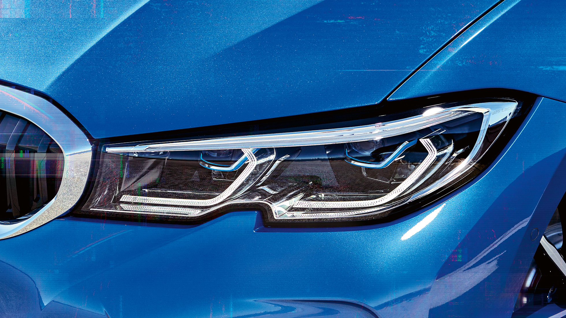 BMW Série 3 Sedã, faróis a laser BMW Laserlight. Vista lateral em primeiro plano dos faróis dianteiros do lado direito com faróis a laser BMW Laserlight.