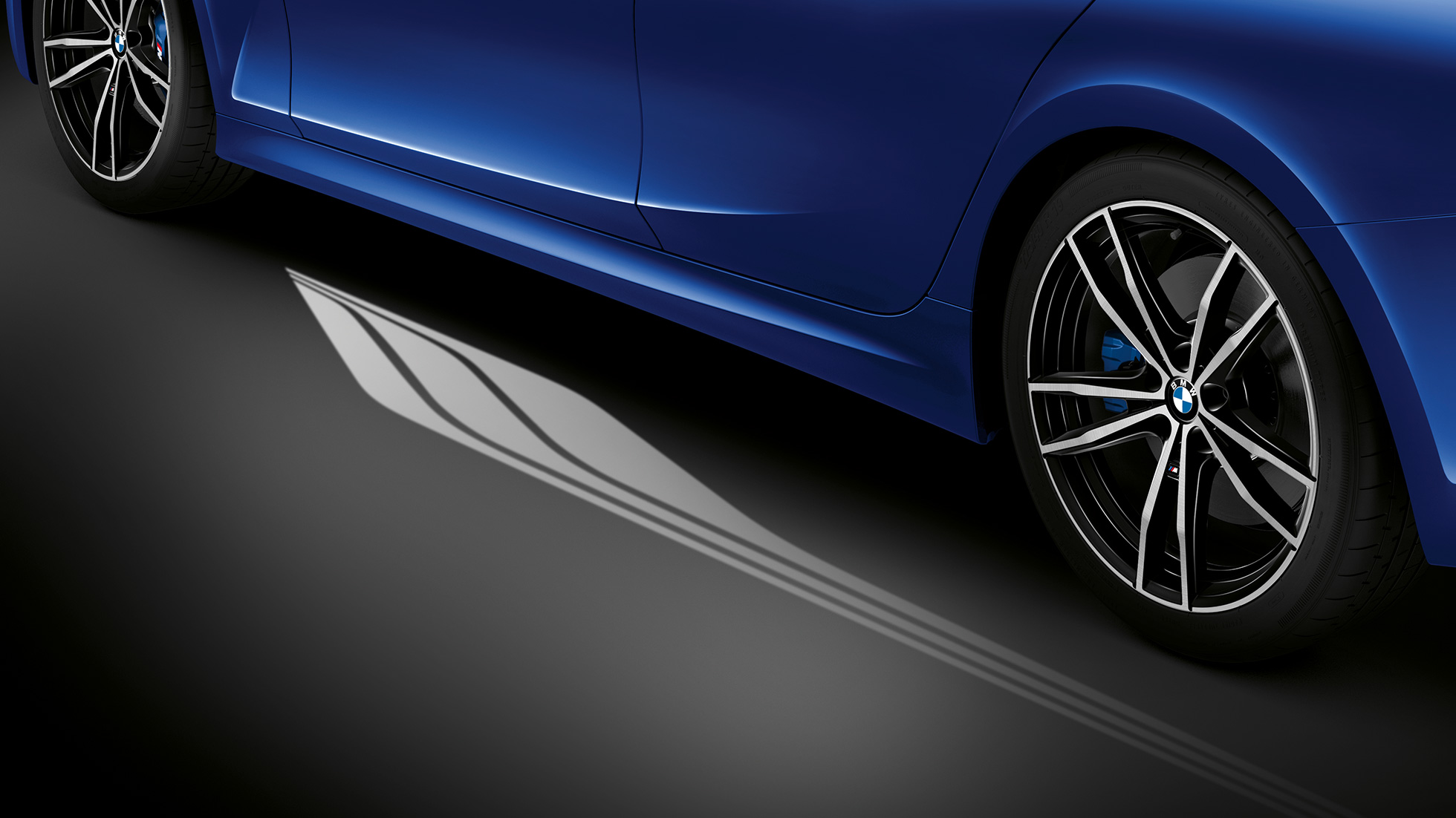 BMW Série 3 Sedã, Carpete de luzes de boas-vindas. Vista lateral detalhada da porta do motorista aberta com carpete iluminado Welcome Light Carpet.