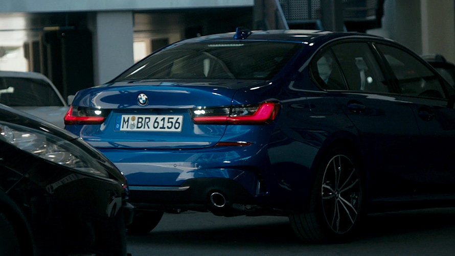 BMW Série 3 Sedan (G20), Assistente de Marcha a Ré. Close-up do display da cabine do BMW Série 3 Sedan (G20) com Assistente de Marcha a Ré.