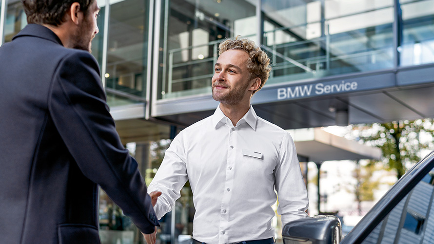 Colaborador do BMW Services dá as boas-vindas aos clientes Colaborador do BMW Services dá as boas-vindas aos clientes