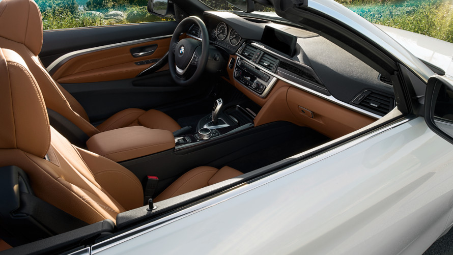 Interior luxuoso do BMW Série 4 Cabrio visto de fora com a capota aberta Interior luxuoso do BMW Série 4 Cabrio visto de fora com a capota aberta
