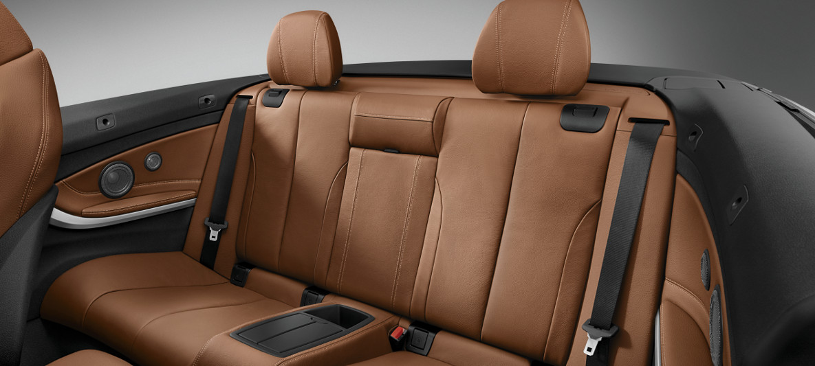 Bancos traseiros do BMW Série 4 Cabrio com amplo espaço confortável para dois passageiros Bancos traseiros do BMW Série 4 Cabrio com amplo espaço confortável para dois passageiros