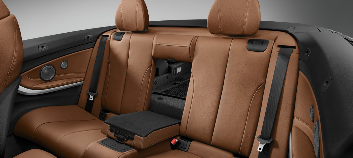 Bancos traseiros do BMW Série 4 Cabrio 2020 com encosto reclinado, possibilitando o transporte de objetos longos no porta malas sem prejudicar o conforto dos passageiros Bancos traseiros do BMW Série 4 Cabrio 2020 com encosto reclinado, possibilitando o transporte de objetos longos no porta malas sem prejudicar o conforto dos passageiros