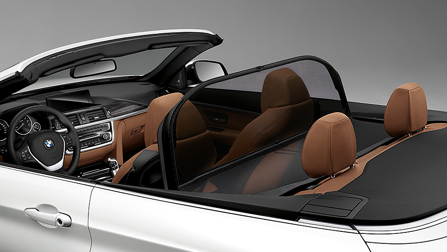 Visão traseira de três quartos do BMW Série 4 430i Cabrio branco com a capota aberta e o defletor de vento instalado Visão traseira de três quartos do BMW Série 4 430i Cabrio branco com a capota aberta e o defletor de vento instalado