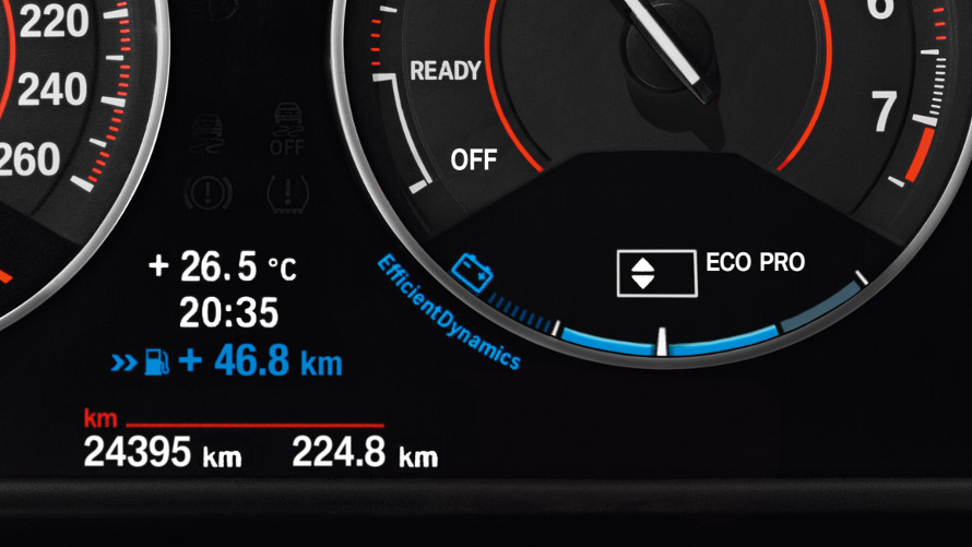 Parte inferior do conta giros no painel do BMW 430i Cabrio que demonstra em barras azuis a regeneração da energia das baterias durante a frenagem Parte inferior do conta giros no painel do BMW 430i Cabrio que demonstra em barras azuis a regeneração da energia das baterias durante a frenagem