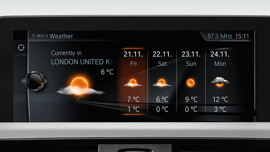 Tela do sistema integrado Connected Drive com informações de temperatura, clima e previsão dos próximos dias. Tela do sistema integrado Connected Drive com informações de temperatura, clima e previsão dos próximos dias.