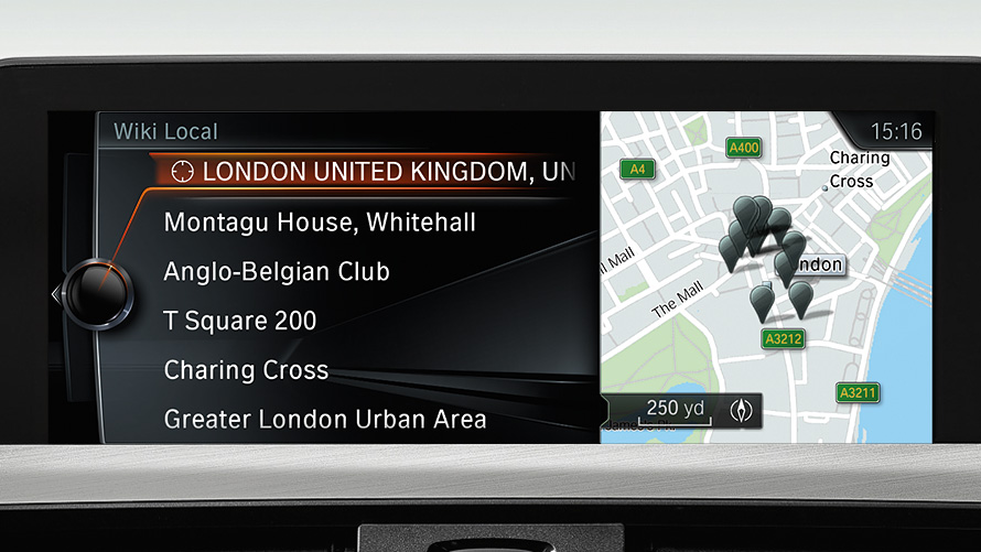 Tela do sistema de navegação Connected Drive do BMW Série 4 Cabrio, mostrando pontos de interesse buscados dentro de um mapa local. Tela do sistema de navegação Connected Drive do BMW Série 4 Cabrio, mostrando pontos de interesse buscados dentro de um mapa local.
