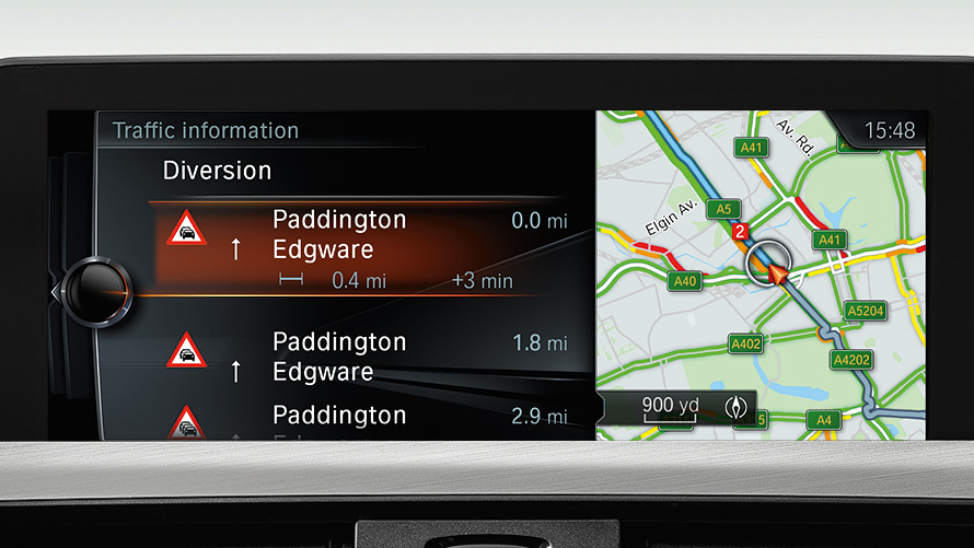 Tela do sistema de navegação Connected Drive do BMW Série 4 Cabrio, mostrando alertas de como desviar do trânsito. Tela do sistema de navegação Connected Drive do BMW Série 4 Cabrio, mostrando alertas de como desviar do trânsito.