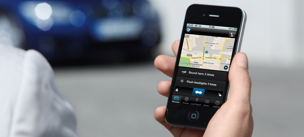 Pessoa segurando celular enxergando nele a localização do BMW Série 4 e botões de funções remotas como "Buzinar por duas vezes" Pessoa segurando celular enxergando nele a localização do BMW Série 4 e botões de funções remotas como "Buzinar por duas vezes"