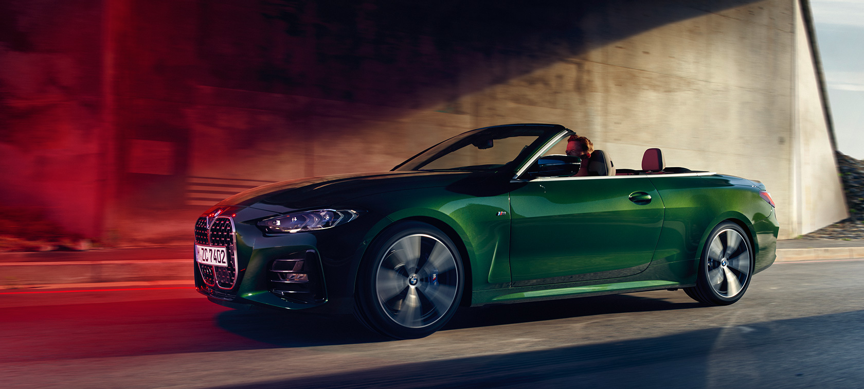 Vista lateral a três quartos do BMW Série 4 Cabrio, G23, 2020, em movimento BMW Série 4 Cabrio, G23, 2020, cor exterior verde Sanremo metalizada, vista lateral a três quartos em movimento