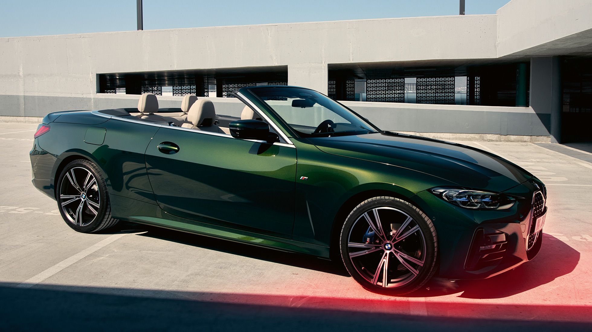 Vista frontal a três quartos do BMW Série 4 Cabrio. BMW Série 4 Cabrio, cor exterior verde Sanremo metalizada, vista frontal a três quartos.