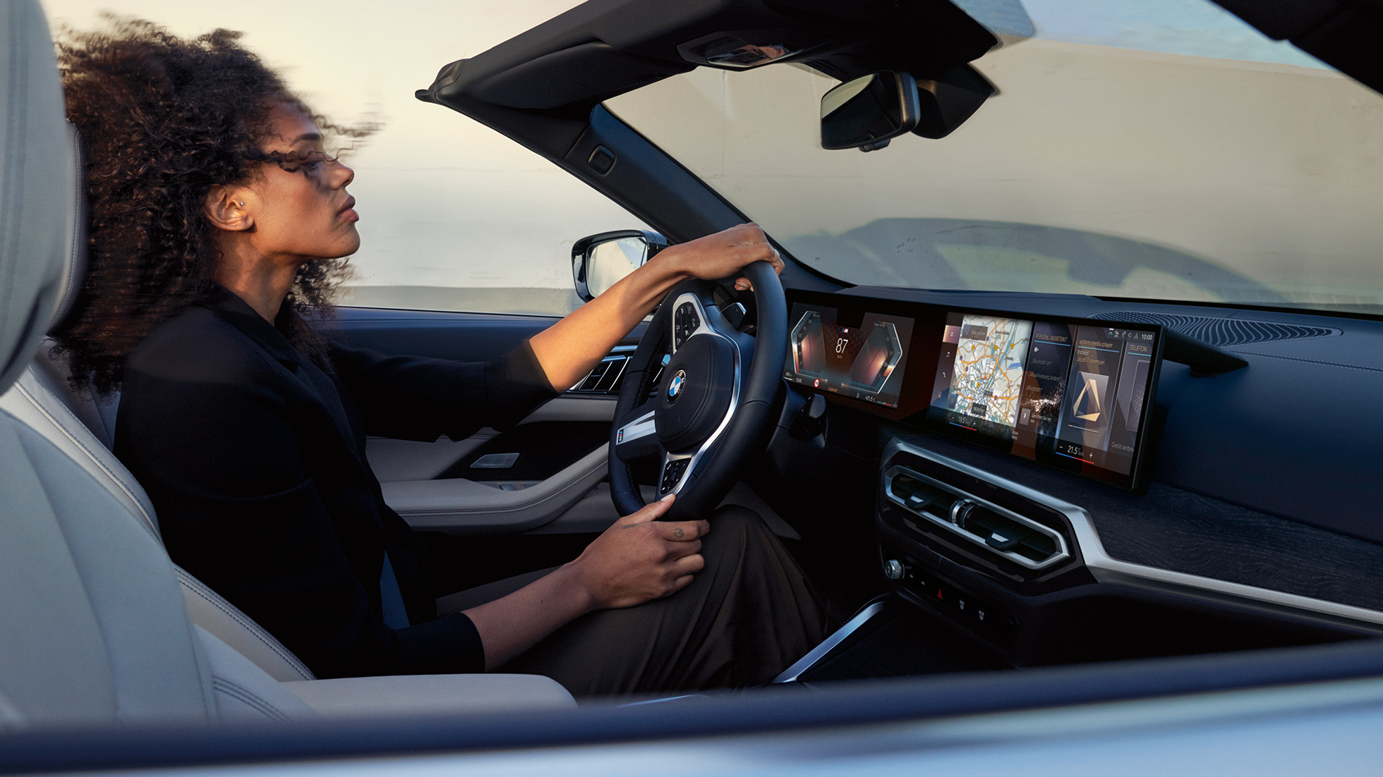 Painel, BMW Série 4 Cabrio. BMW Série 4 Cabrio, interior com volante, painel e visor de controles.